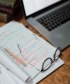 pexels - livres lunettes ordinateur